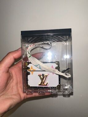 Louis Vuitton White airpods case (fashion)